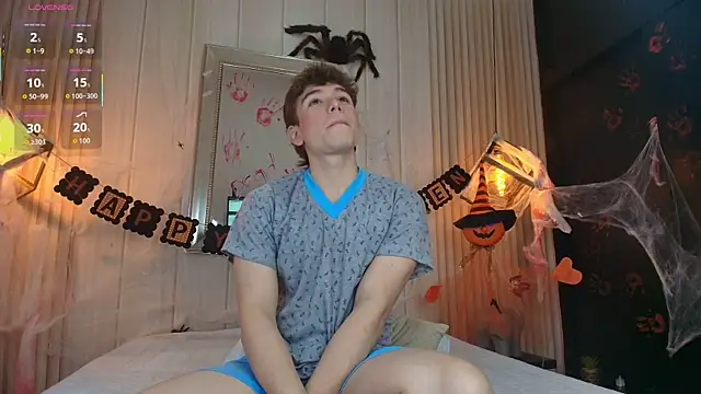 Snapshot of TaylerWhite chatting on October 18, 12:28 pm TaylerWhite online show from October 18, 12:28 pm