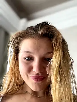 Snapshot of Emaline_Fane chatting on October 18, 9:32 am Emaline Fane online show from October 18, 9:32 am