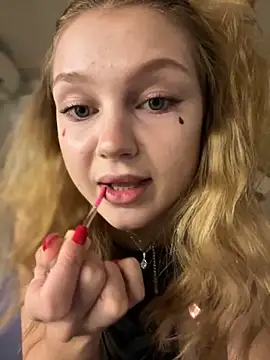 Snapshot of Emaline_Fane chatting on October 31, 7:04 pm Emaline Fane online show from October 31, 7:04 pm