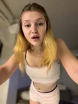 Snapshot of Emaline_Fane chatting on December 3, 6:17 pm Emaline Fane online show from December 3, 6:17 pm