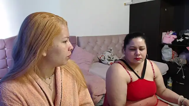 Snapshot of MISTRESSMILF40 chatting on December 17, 1:06 pm MISTRESSMILF40 online show from December 17, 1:06 pm