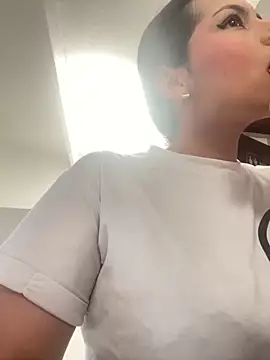 Mia garcia28 online show from November 18, 8:02 pm