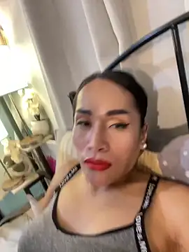 Snapshot of RomanticPearlTS chatting on November 17, 2:06 am RomanticPearlTS online show from November 17, 2:06 am