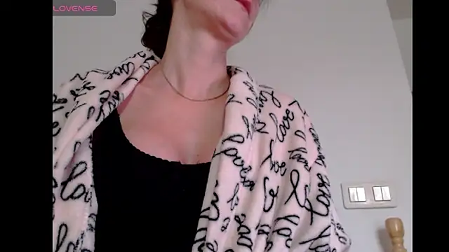 Snapshot of BritneyDivine chatting on October 19, 5:19 am BritneyDivine online show from October 19, 5:19 am