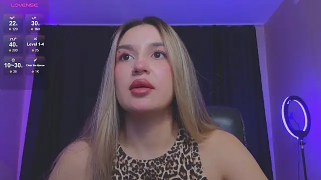 Snapshot of RoxyChill chatting on October 29, 8:10 pm RoxyChill online show from October 29, 8:10 pm