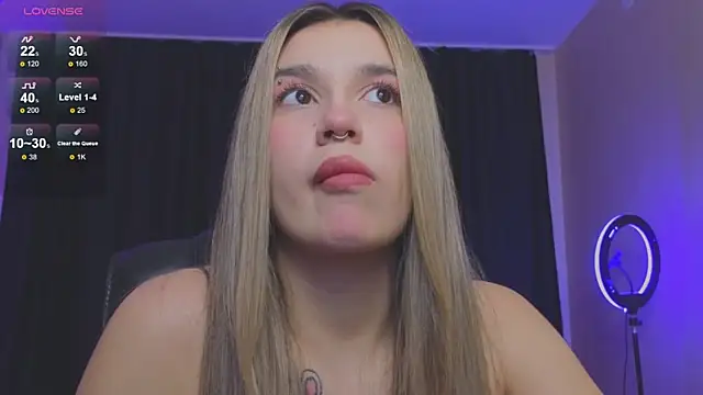 Snapshot of RoxyChill chatting on October 31, 8:32 pm RoxyChill online show from October 31, 8:32 pm