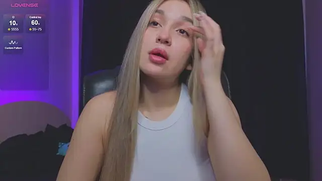 Snapshot of RoxyChill chatting on November 26, 10:22 pm RoxyChill online show from November 26, 10:22 pm