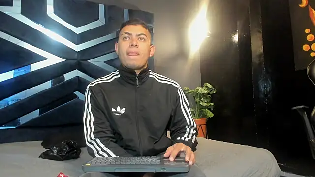 Snapshot of marco_garciia_ chatting on November 30, 3:05 pm marco garciia online show from November 30, 3:05 pm