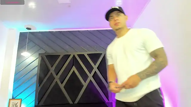 Snapshot of marco_garciia_ chatting on December 4, 11:13 pm marco garciia online show from December 4, 11:13 pm