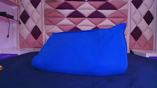 Snapshot of valecastro_ chatting on October 30, 7:14 pm valecastro online show from October 30, 7:14 pm