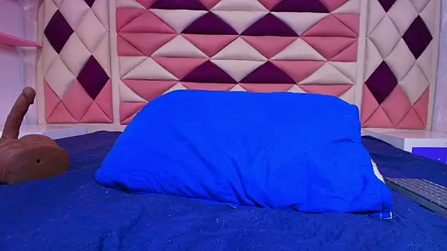 Snapshot of valecastro_ chatting on November 7, 7:14 pm valecastro online show from November 7, 7:14 pm