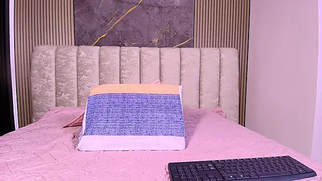 Snapshot of valecastro_ chatting on December 2, 7:20 pm valecastro online show from December 2, 7:20 pm