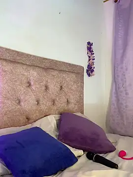 Snapshot of kendra_smiitch chatting on February 25, 2:32 am kendra smiitch online show from February 25, 2:32 am