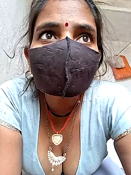 Snapshot of RAYI_Queen_3 chatting on November 15, 3:37 am RAYI Queen 3 online show from November 15, 3:37 am