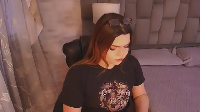 Snapshot of Maxxxine1 chatting on November 6, 11:00 am Maxxxine1 online show from November 6, 11:00 am