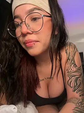 Snapshot of Liz_rogers_x chatting on December 4, 1:15 am Liz rogers x online show from December 4, 1:15 am