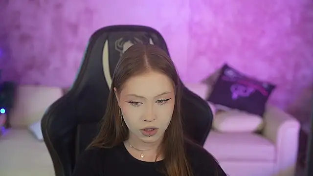 Esmie Smile online show from January 10, 12:01 am