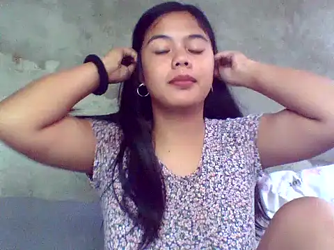 Snapshot of sweet_heaven00 chatting on October 23, 5:18 am sweet heaven00 online show from October 23, 5:18 am