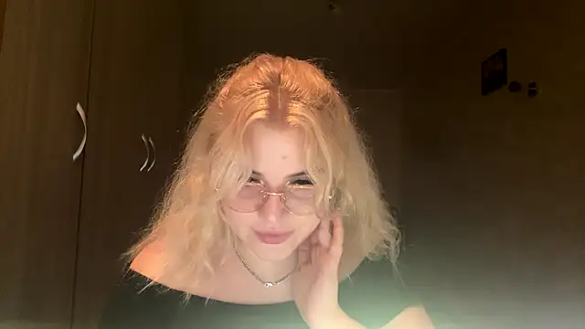 Snapshot of sunshinyflash chatting on November 9, 6:28 pm sunshinyflash online show from November 9, 6:28 pm