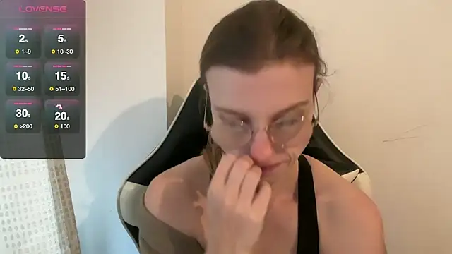 BustyKellyXXX online show from December 23, 9:51 am