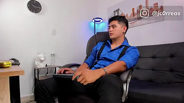 Snapshot of _Juanes chatting on November 4, 8:30 pm Juanes online show from November 4, 8:30 pm