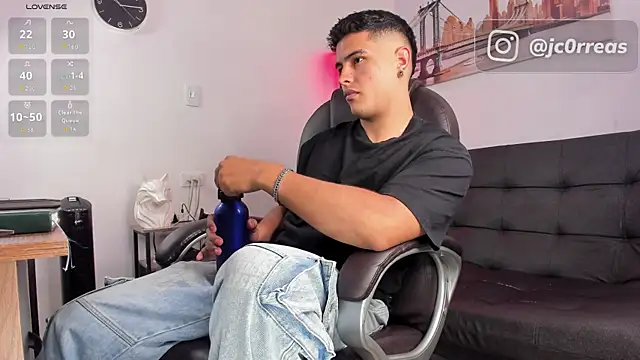 Snapshot of _Juanes chatting on November 12, 8:08 pm Juanes online show from November 12, 8:08 pm