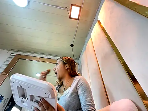 Snapshot of CamilleMilano chatting on November 29, 5:10 am CamilleMilano online show from November 29, 5:10 am