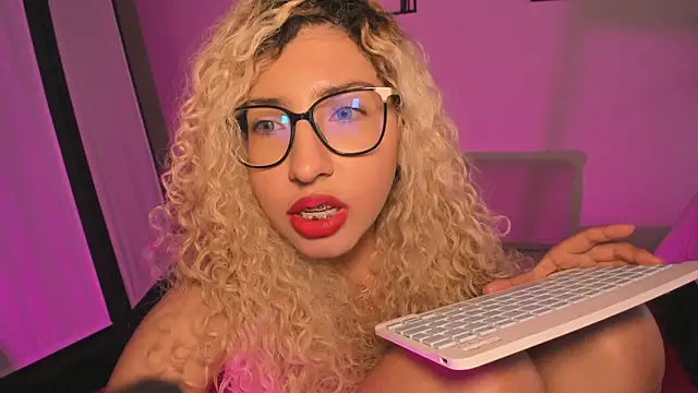 Snapshot of itsroxyrose_ chatting on November 20, 7:46 pm itsroxyrose online show from November 20, 7:46 pm