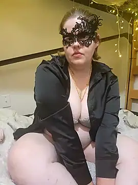 Snapshot of VeiledMuse chatting on December 17, 2:39 am VeiledMuse online show from December 17, 2:39 am