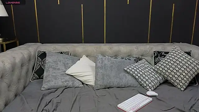 Snapshot of Holypinkie chatting on October 31, 2:01 am Holypinkie online show from October 31, 2:01 am