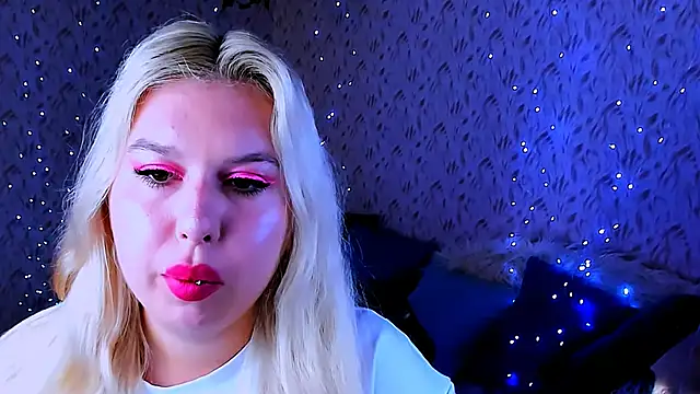 Snapshot of ChloeRicc chatting on October 7, 8:22 am ChloeRicc online show from October 7, 8:22 am