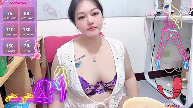 Snapshot of bee_baby chatting on October 26, 5:13 am bee baby online show from October 26, 5:13 am