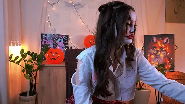 Snapshot of EvaDowe chatting on October 31, 2:56 am EvaDowe online show from October 31, 2:56 am