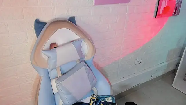 Hannahpage online show from September 10, 12:05 pm