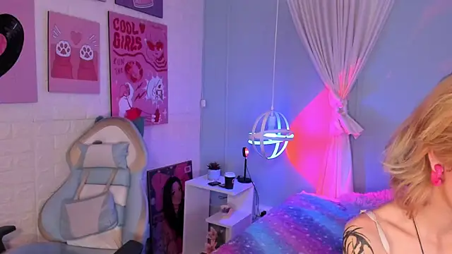 Hannahpage online show from October 2, 11:39 am