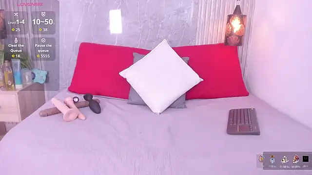 Snapshot of Lucia_Guzman1 chatting on December 3, 1:13 am Lucia Guzman1 online show from December 3, 1:13 am