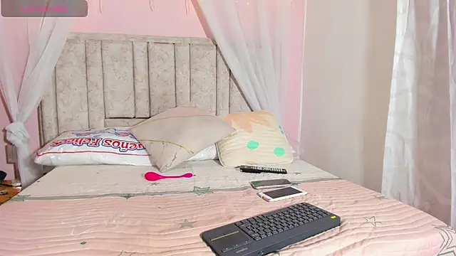 Snapshot of Rachellcooperrr chatting on September 25, 9:18 pm Rachellcooperrr online show from September 25, 9:18 pm