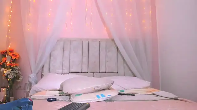 Snapshot of Rachellcooperrr chatting on October 19, 10:43 pm Rachellcooperrr online show from October 19, 10:43 pm