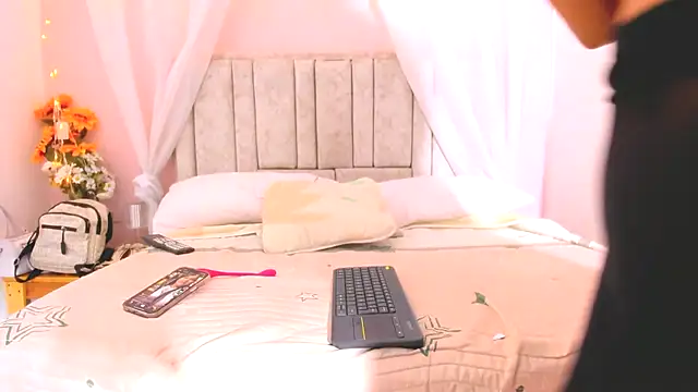 Snapshot of Rachellcooperrr chatting on October 20, 10:49 am Rachellcooperrr online show from October 20, 10:49 am