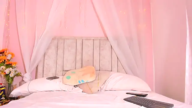 Snapshot of Rachellcooperrr chatting on October 25, 2:13 pm Rachellcooperrr online show from October 25, 2:13 pm