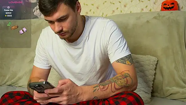 johnstoneisland online show from October 14, 8:48 am