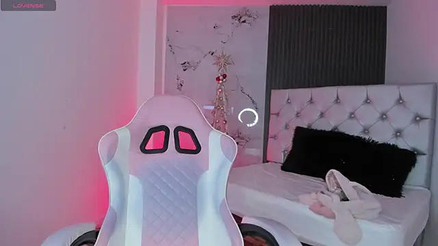 Snapshot of chloesagee chatting on December 3, 9:35 pm chloesagee online show from December 3, 9:35 pm