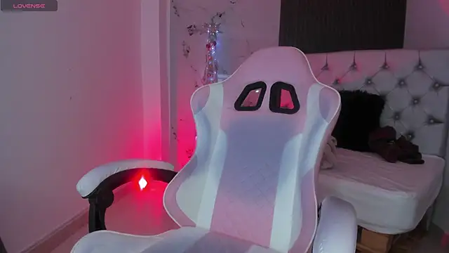 Snapshot of chloesagee chatting on December 15, 11:09 pm chloesagee online show from December 15, 11:09 pm