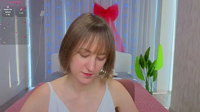 LuluChiiii online show from January 12, 11:04 am