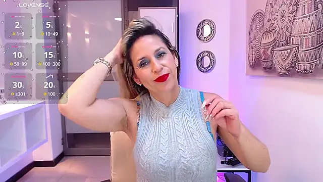 Snapshot of DianaPearls chatting on February 4, 10:43 am DianaPearls online show from February 4, 10:43 am