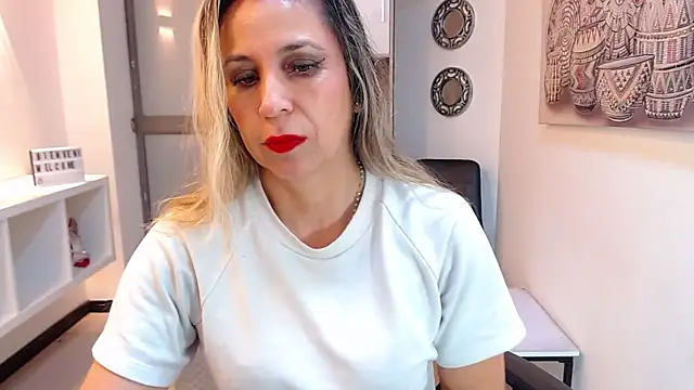 Snapshot of DianaPearls chatting on February 23, 11:07 am DianaPearls online show from February 23, 11:07 am