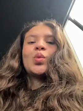 Emilyybennet  online show from February 14, 9:11 pm