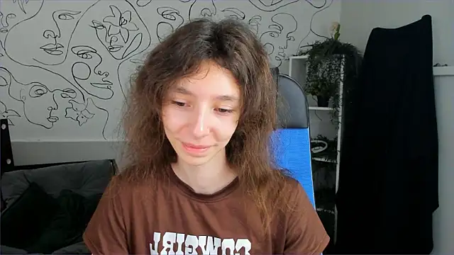 Snapshot of EmmanuellBrown chatting on October 19, 4:13 am EmmanuellBrown online show from October 19, 4:13 am