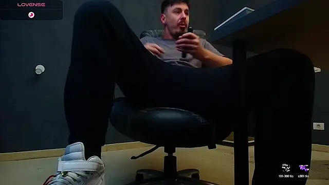 Snapshot of EnzoRace chatting on November 13, 5:39 am EnzoRace online show from November 13, 5:39 am