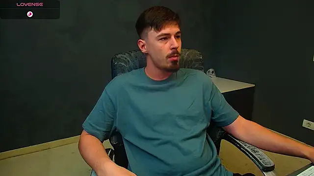 Snapshot of EnzoRace chatting on November 15, 5:49 am EnzoRace online show from November 15, 5:49 am